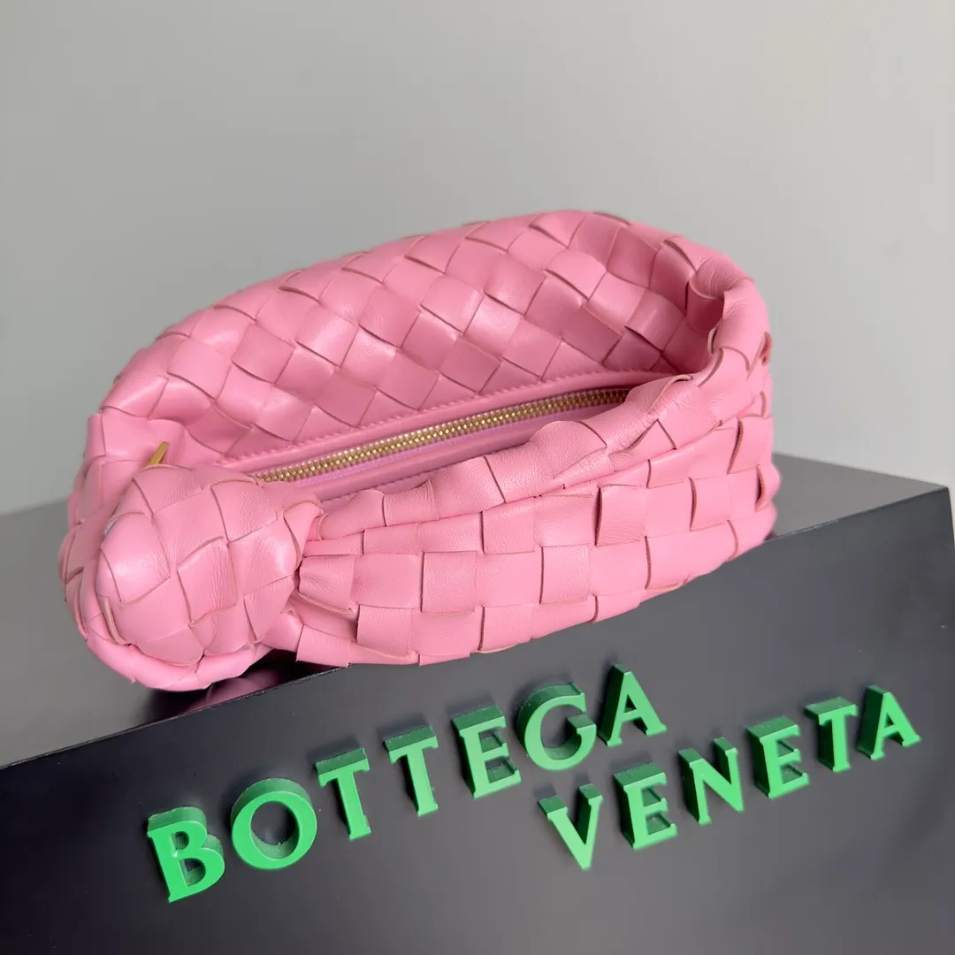 Batch 1120 Bottega veneta͙.——- The latest woven knotted hobo🔥 The top-grade lambskin leather is very soft, the bag shape is unique, practical and durable. It retains the traditional woven elements while being a little more flamboyant ~ Made of hand-woven sheepskin, zipper opening and closing, curved seamless structure, effortless to match. Highly recommended⚠️⚠️⚠️ The most high-end in the market🌈 Welcome to compare [Factory complete package] size: 23x15x5cm.   Model: 651876